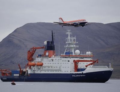 The research aircraft Polar 5 flies over the research vessel Polarstern during a stopover on Spitsbergen (2015). Photo: Alfred Wegener Institute / Thomas Krumpen (CC-BY 4.0)