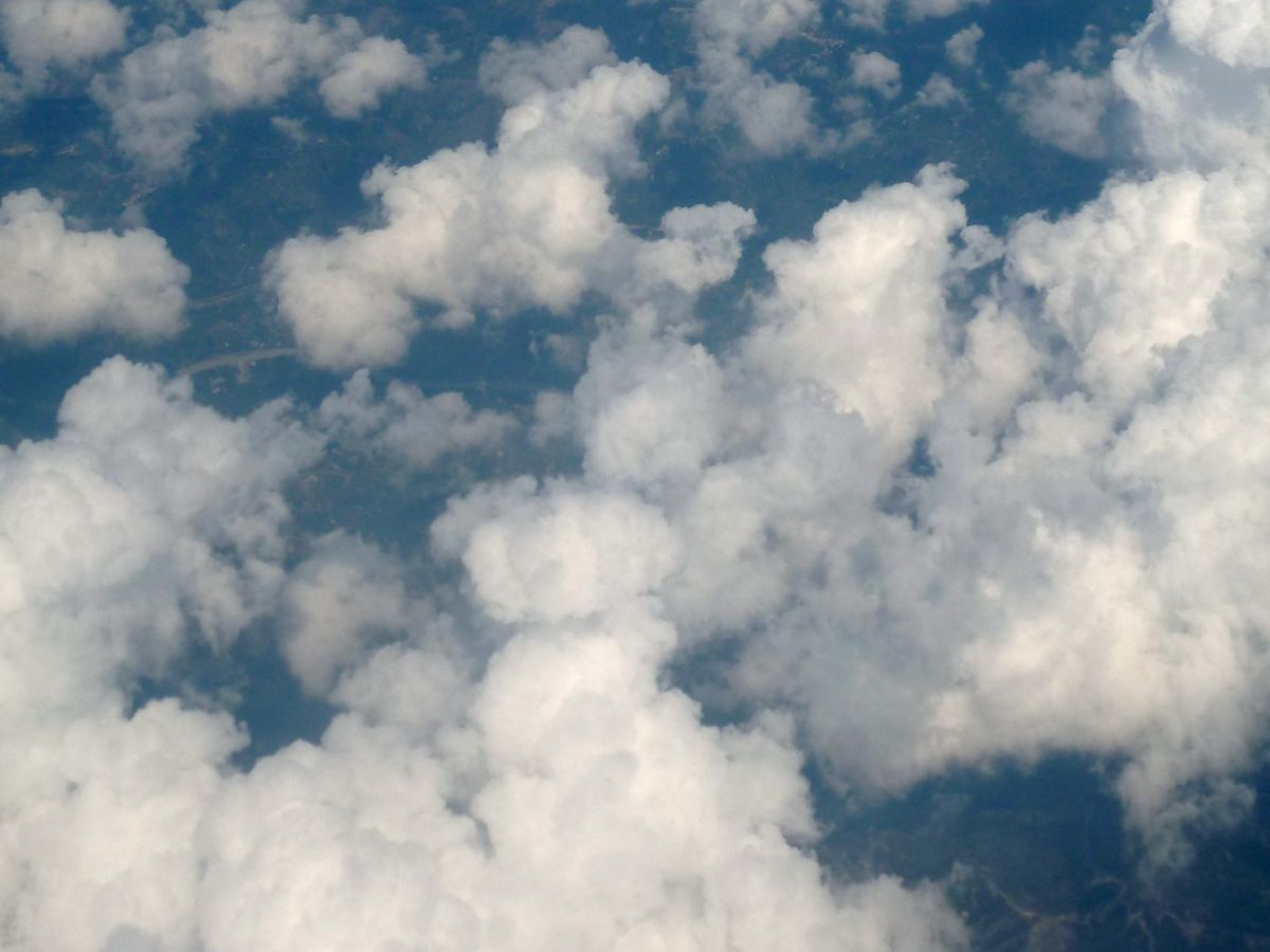 zur Vergrößerungsansicht des Bildes: Cumuluswolken fotografiert aus einem Flugzeug. Foto: Katrin Schandert
